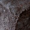 Nahaufnahme des schwarzen Mauersteins 'T-Wall Quarry'