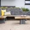 Sitzbank und Hochbeet aus Mauerstein 'T-Wall Quarry' schwarz.