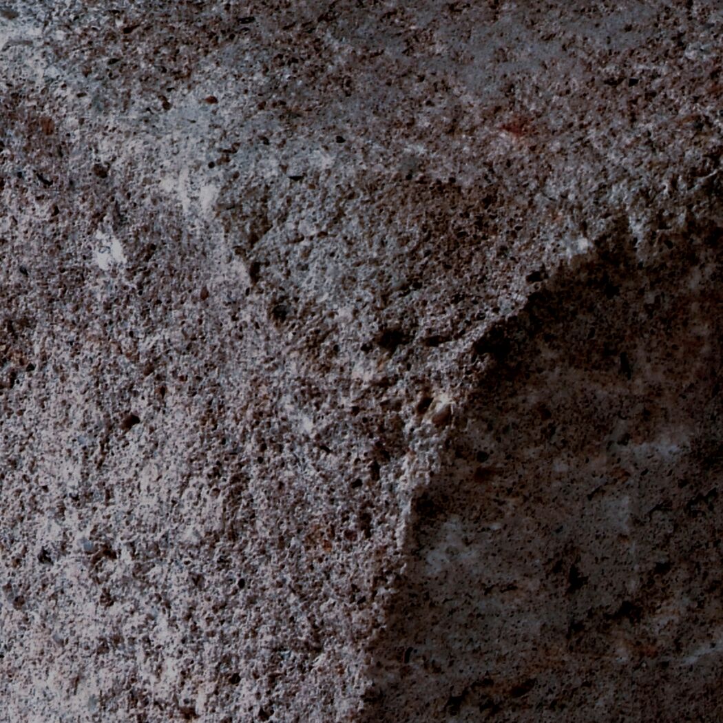 Nahaufnahme des schwarzgrauen Mauersteins 'T-Wall Quarry'.