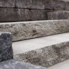 Nahaufnahme Blockstufe 'T-Stair Quarry' weiß/schwarz