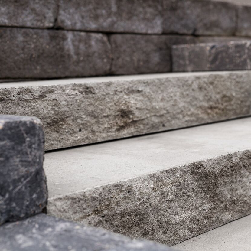 Nahaufnahme Blockstufe 'T-Stair Quarry' weiß/schwarz