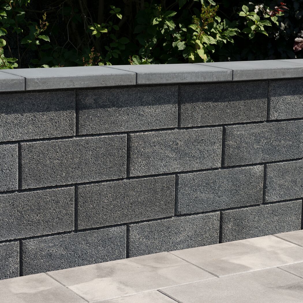 Mauerstein 'T-Wall System' quarzit Wand mit Abdeckstein und Pflaster