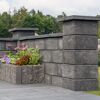 Mauerstein 'T-Wall System' mit farbigem Blumenbeet im Garten