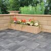 Mauerstein 'T-Wall System' sandsteinfarben als Hochbeet mit bunten Blumen