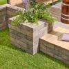 Hochbeet und Sitzbank aus muschelkalkfarbenen T-Wall Shine Mauersteinen.