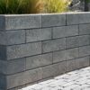 Graue Mauersteine 'T-Wall Shine' quarzit und Gras