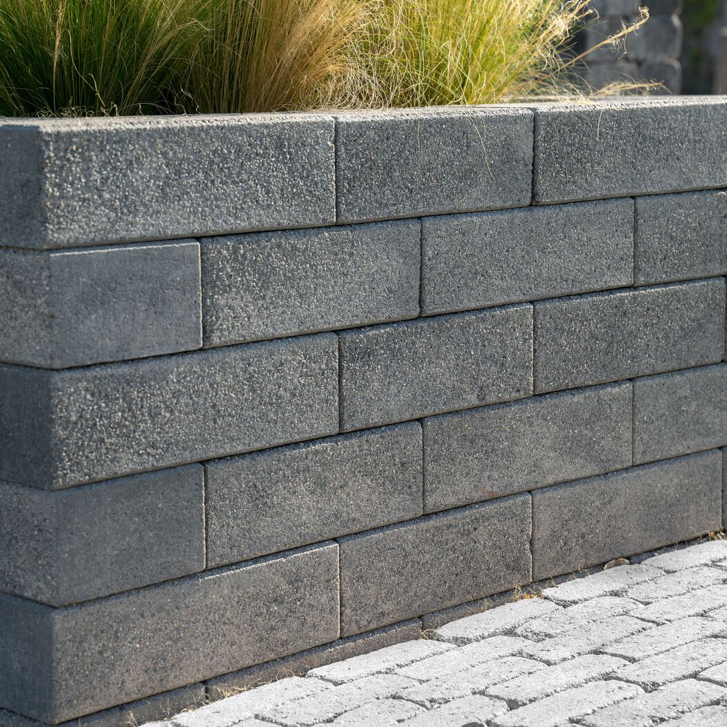 Graue Mauersteine 'T-Wall Shine' quarzit und Gras