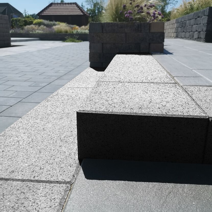 Blockstufe 'T-Stair Shine' granitfarben
