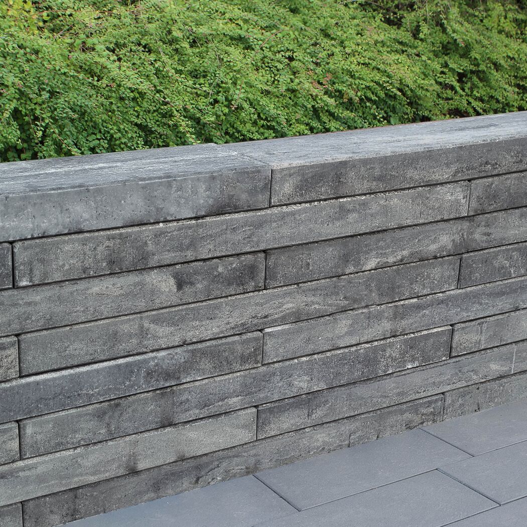 Mauer aus graphitfarbenen Palisaden 'T-Gravity Modern'.