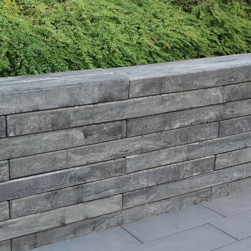 Mauer aus graphitfarbenen Palisaden 'T-Gravity Modern'.