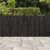 Basaltfarbene Palisade 'T-Gravity Shine' auf heller Terrasse.
