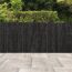 Basaltfarbene Palisade 'T-Gravity Shine' auf heller Terrasse.