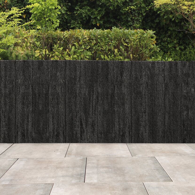 Basaltfarbene Palisade 'T-Gravity Shine' auf heller Terrasse.