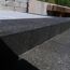 Blockstufe 'T-Stair Shine' in Basalt-Optik mit strukturierter Oberfläche.