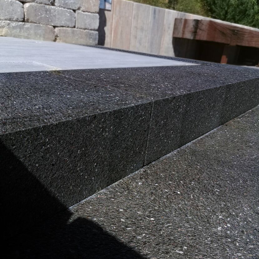Blockstufe 'T-Stair Shine' in Basalt-Optik mit strukturierter Oberfläche.