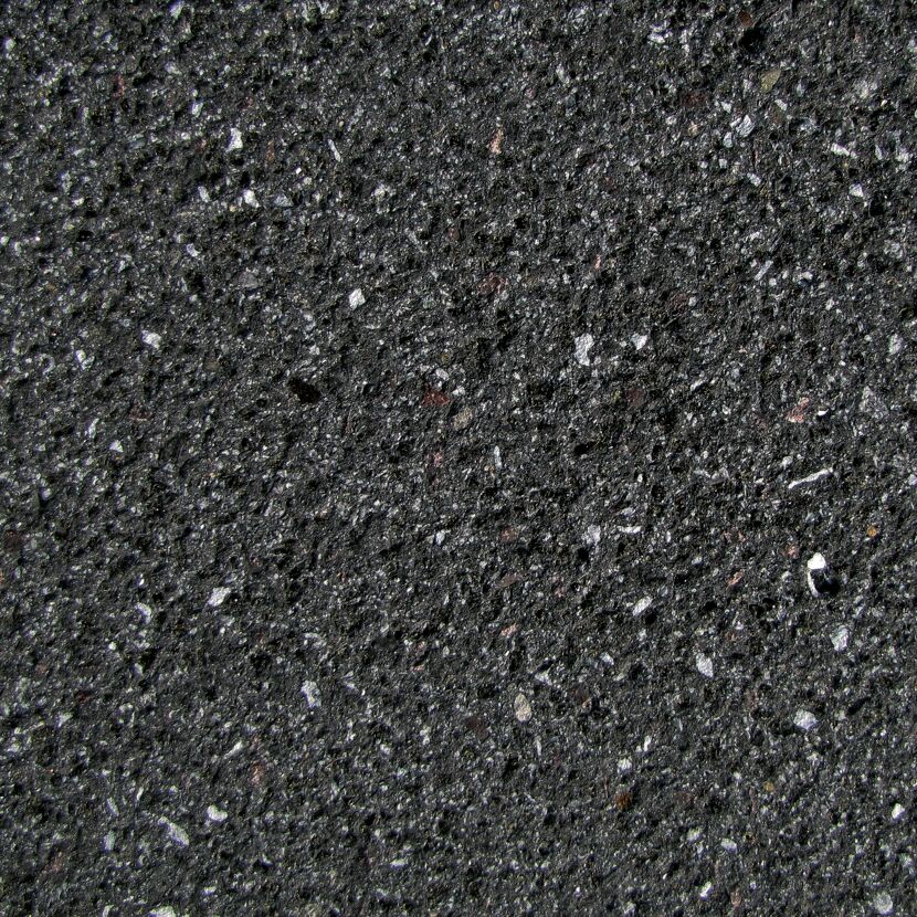 Nahaufnahme der basaltfarbenen Oberfläche der Blockstufe.