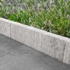Granitfarbene Palisade 'T-Gravity Shine' trennt Pflaster und Lavendel