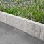 Granitfarbene Palisade 'T-Gravity Shine' trennt Pflaster und Lavendel