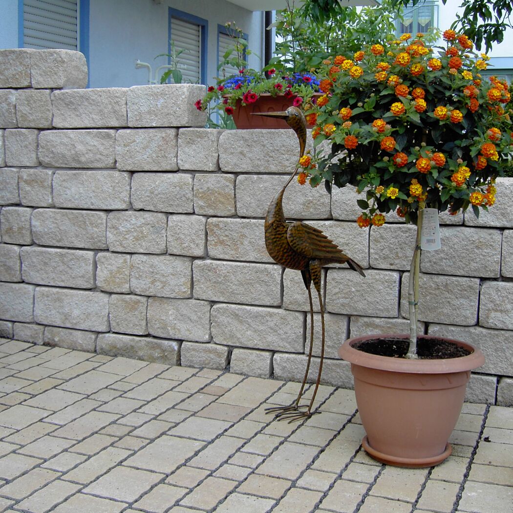 Sandsteinfarbene Mauersteine 'T-Wall Quarry Mini' als Gartenmauer