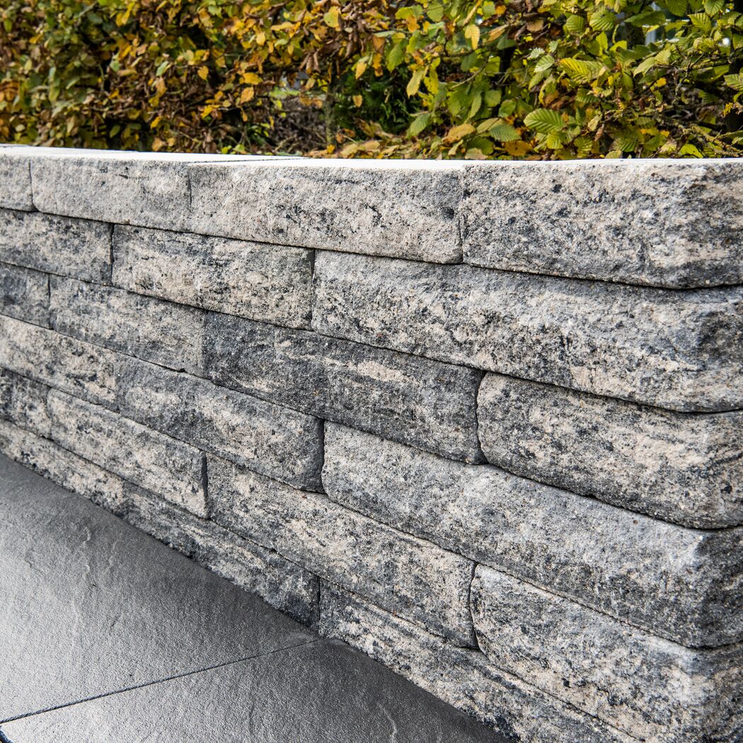 Mauer aus 'T-Wall Quarry Long' weiß/schwarz