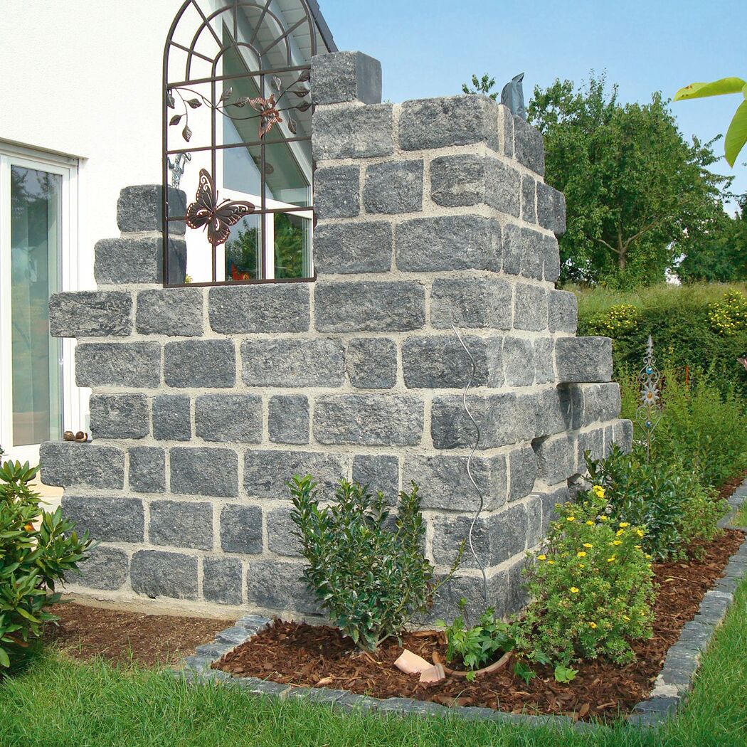 Gartenmauer aus 'T-Wall Quarry Mini' Quarzit Mauersteinen