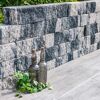 Mauerstein 'T-Wall Quarry' weiß/schwarz als dekorative Gartenmauer.