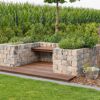 Mauerstein 'T-Wall Quarry' als Garten-Sitzgelegenheit mit Holz.
