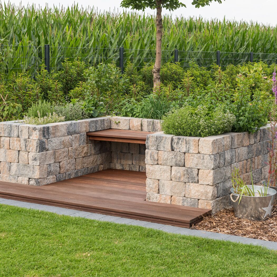 Mauerstein 'T-Wall Quarry' als Garten-Sitzgelegenheit mit Holz.