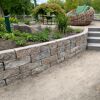 Mauerstein 'T-Wall Quarry' muschelkalkfarben als Gartenmauer