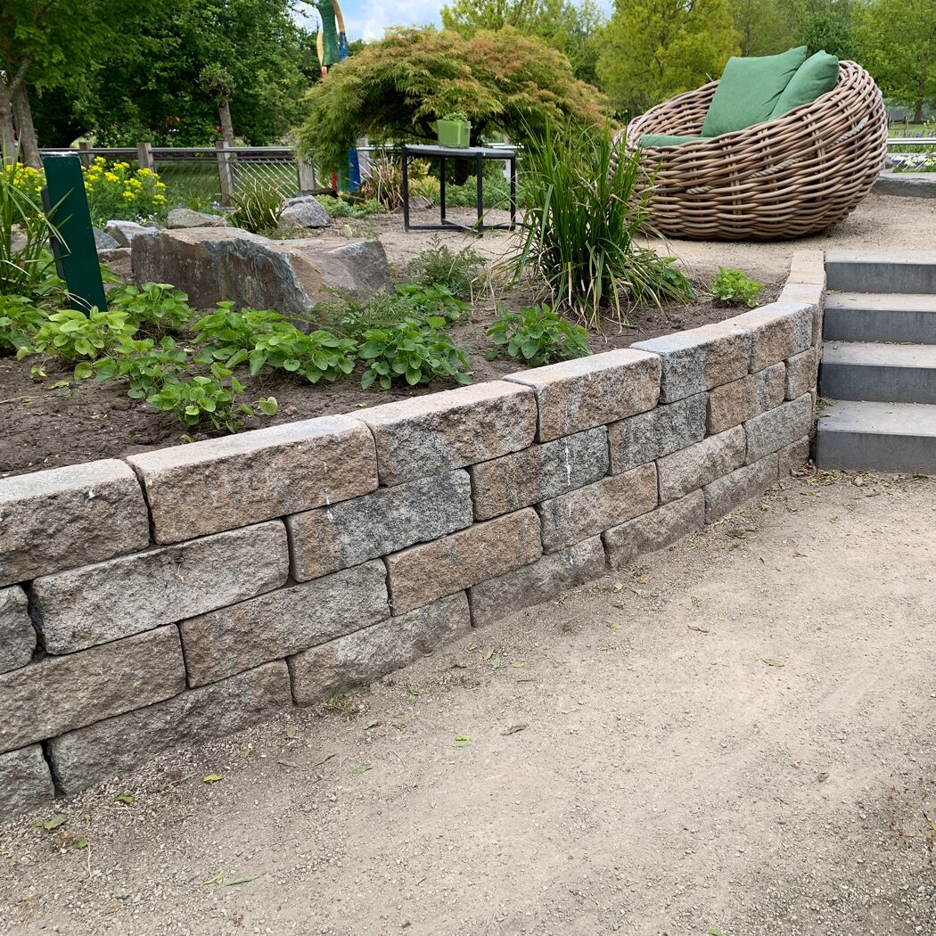 Mauerstein 'T-Wall Quarry' muschelkalkfarben als Gartenmauer
