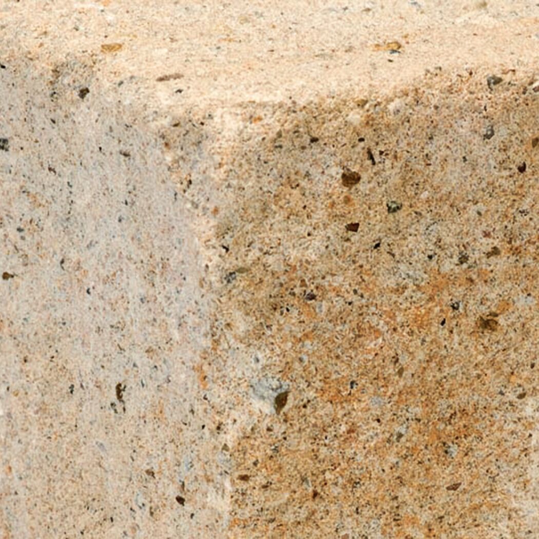 Detailansicht sandsteinfarbener Mauerstein 'T-Wall Quarry'