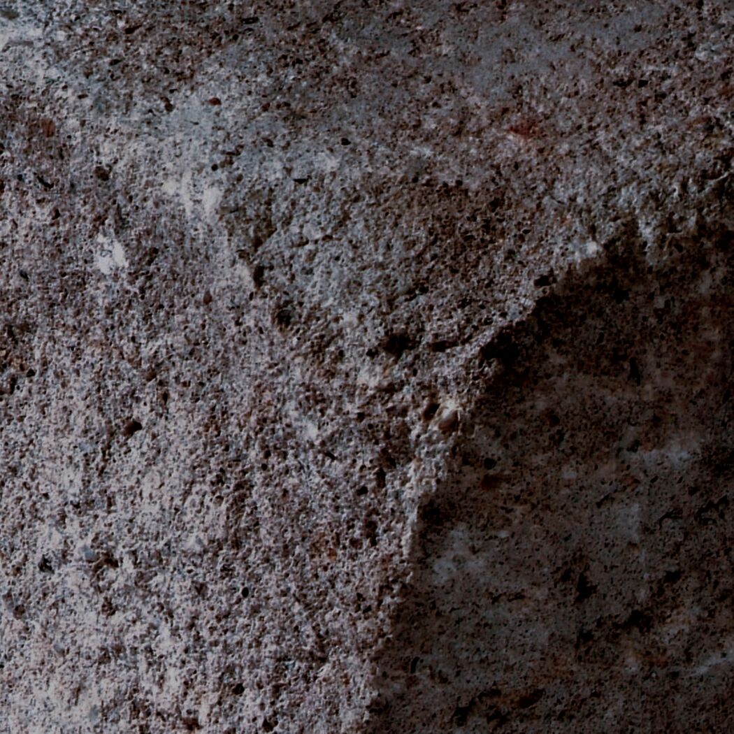 Nahaufnahme der schwarzen, rauen Oberfläche des Mauersteins 'T-Wall Quarry'.