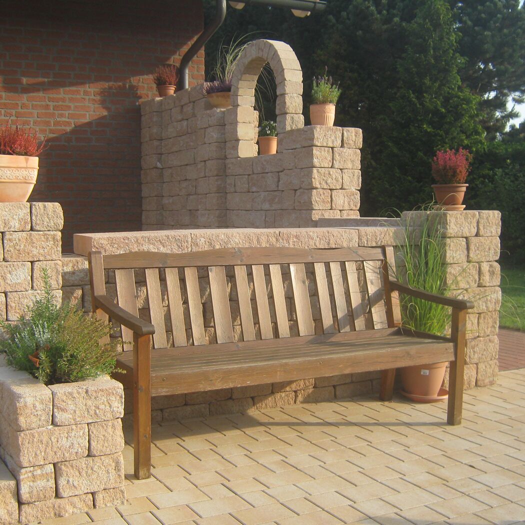 Mauersteine 'T-Wall Quarry' sandsteinfarben als Gartenmauer mit Sitzbank.