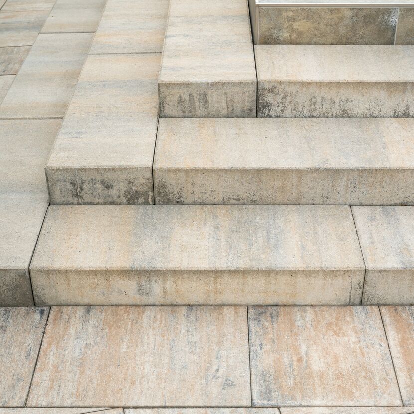 Treppe aus 'T-Stair Solid' Blockstufen
