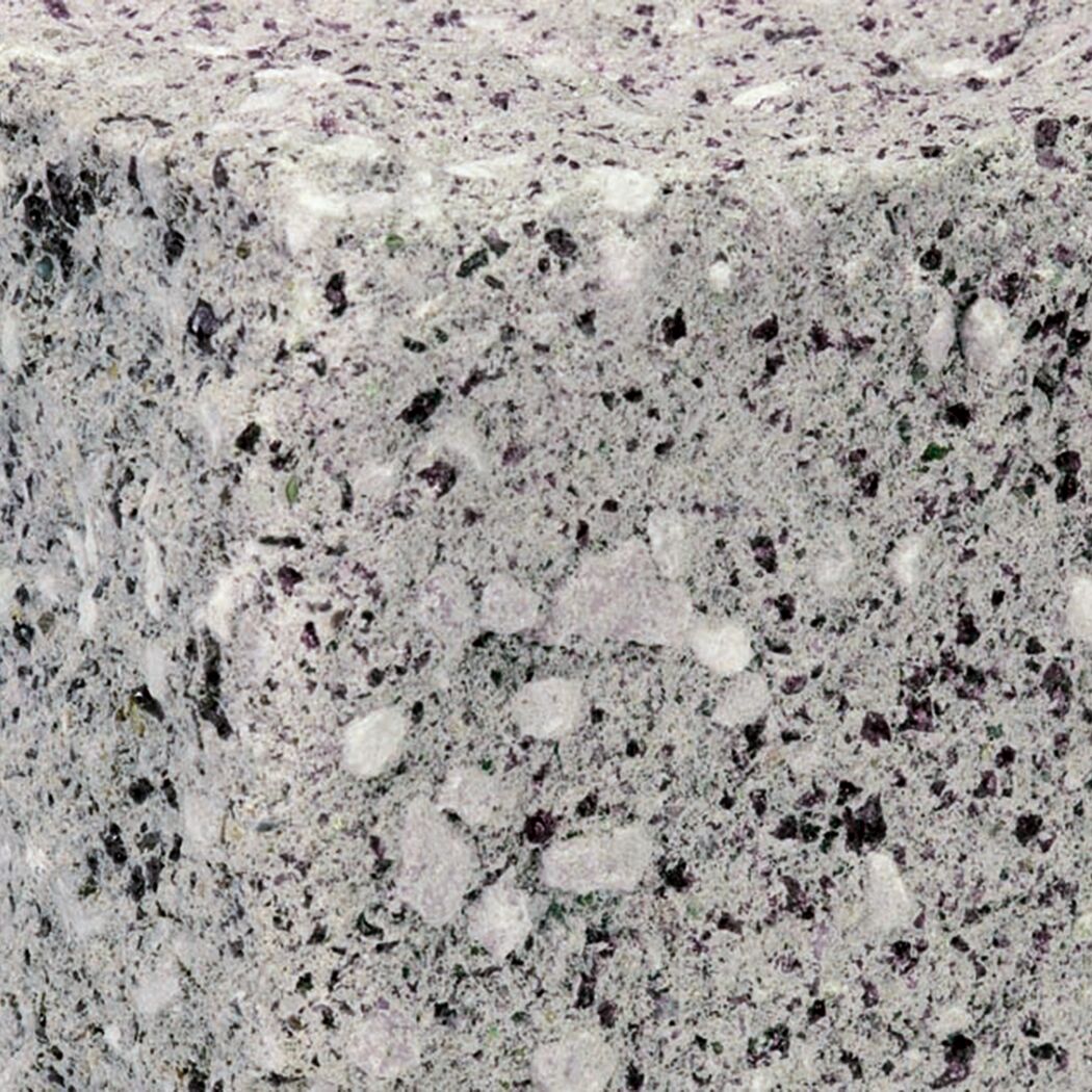 Nahaufnahme der granitfarbenen Mauerstein-Oberfläche.