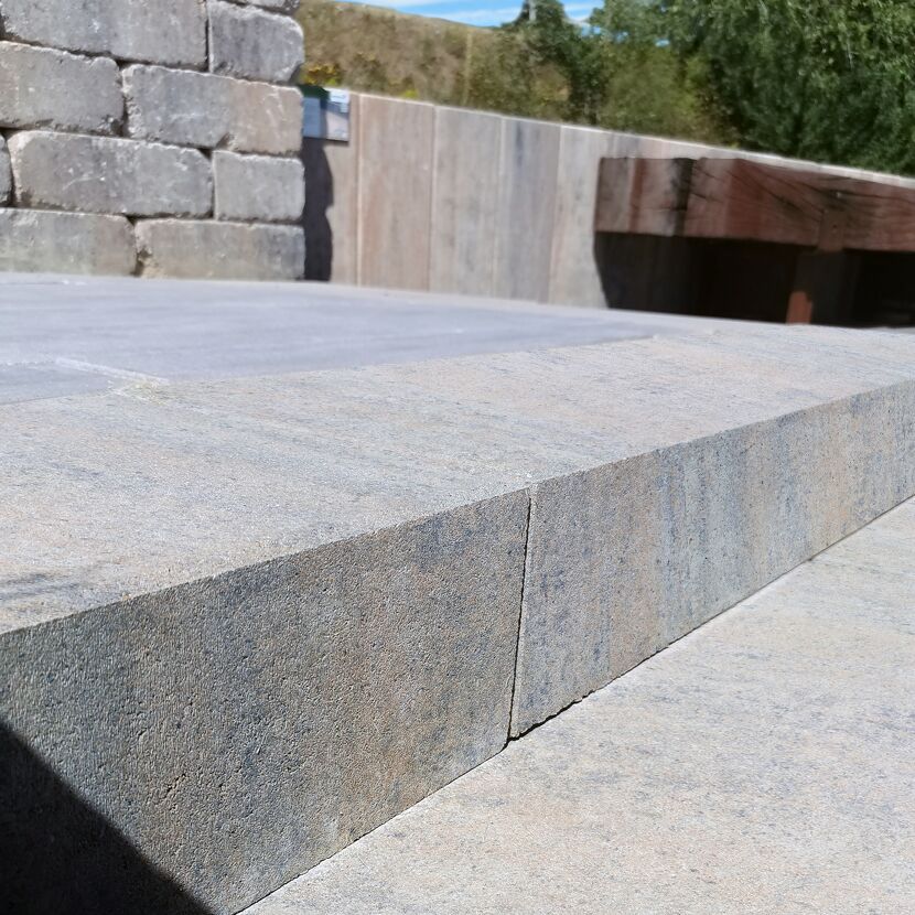 Blockstufe 'T-Stair Shine' muschelkalkfarben, Nahaufnahme
