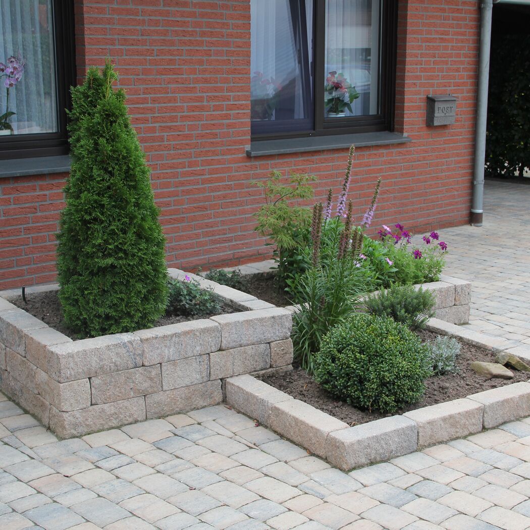 Mauersteine 'T-Wall Quarry' muschelkalkfarben als Hochbeet im Garten