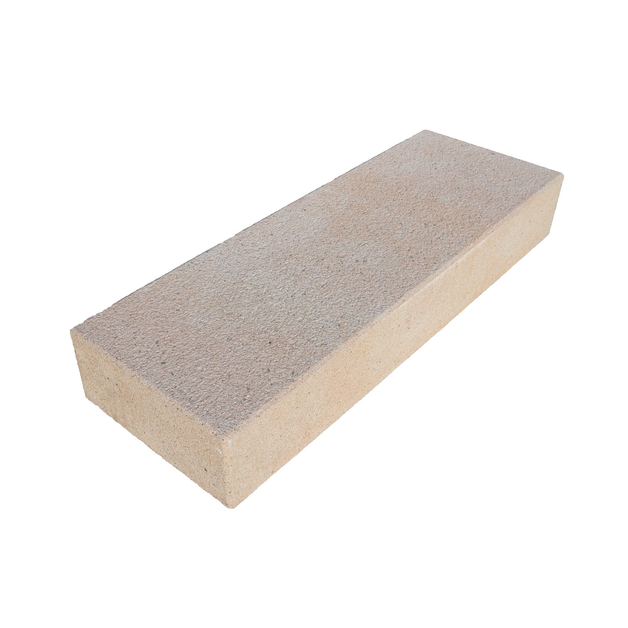 Sandsteinfarbene Blockstufe 'T-Stair Shine'.