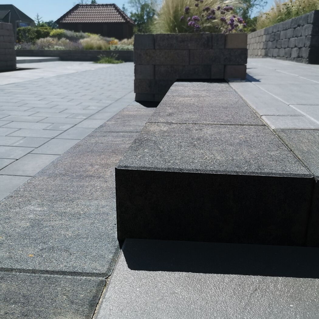 Nahaufnahme der Blockstufe 'T-Stair Shine' quarzit.