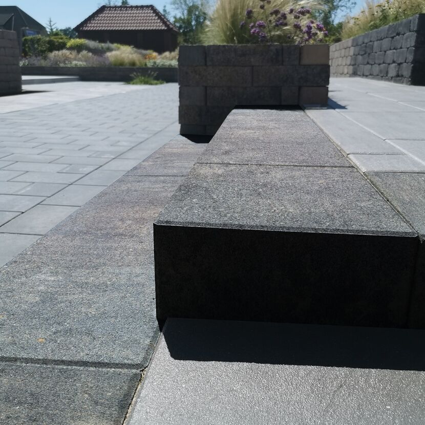 Nahaufnahme der Blockstufe 'T-Stair Shine' quarzit.