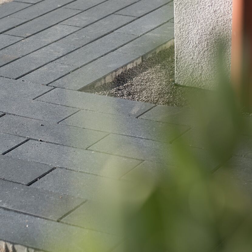 Pflasterstein 'T-Place Trend' basaltfarben mit Glimmer 45 x 15 x 8 cm