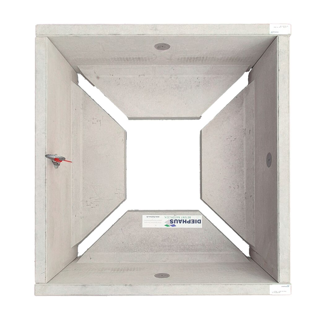Graue Beton-Palisade mit schrägen Wänden