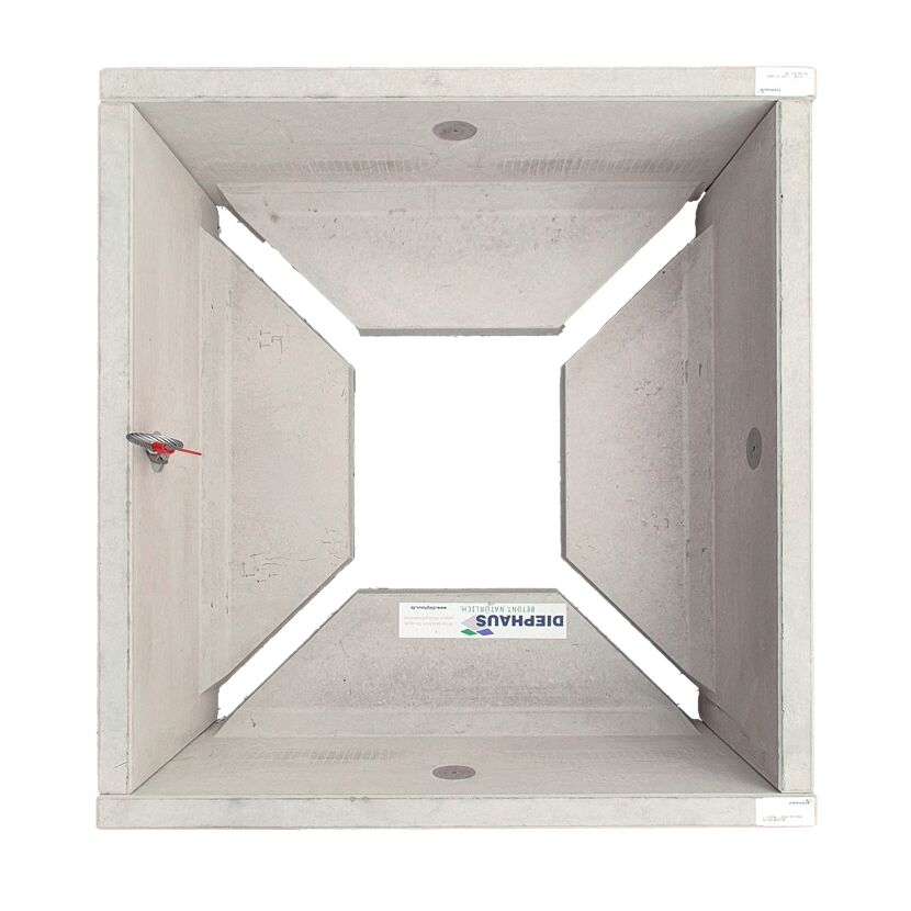 Graue Beton-Palisade mit schrägen Wänden