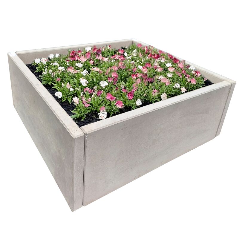 Graue Palisade mit rosa und weißen Blumen