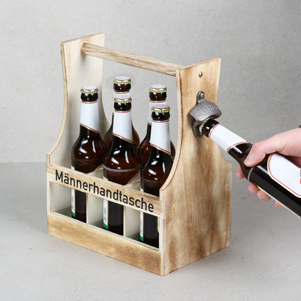 Flaschenträger 'Männerhandtasche' mit integriertem Flaschenöffner und Bierflaschen.