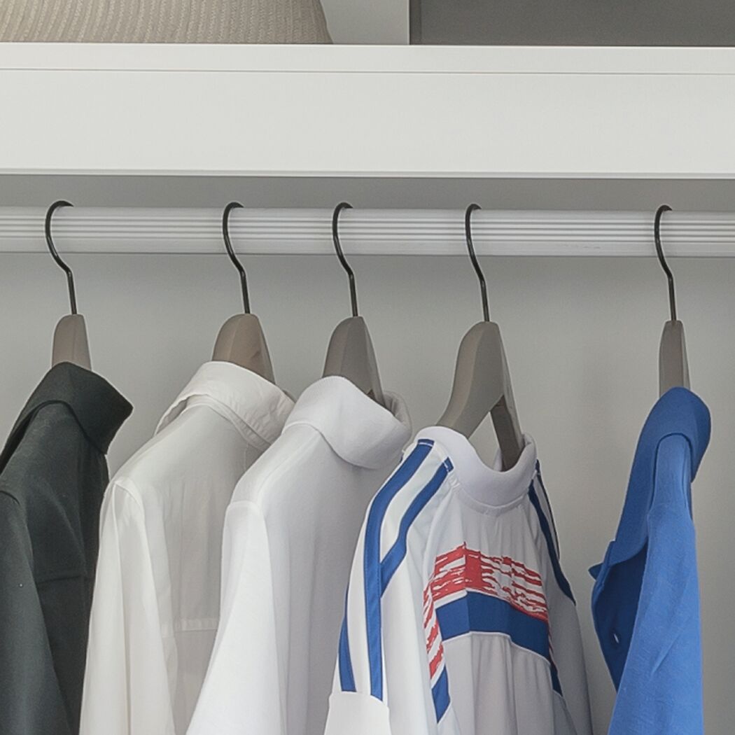 Formkleiderbügel aus grauem Eukalyptusholz im Schrank.