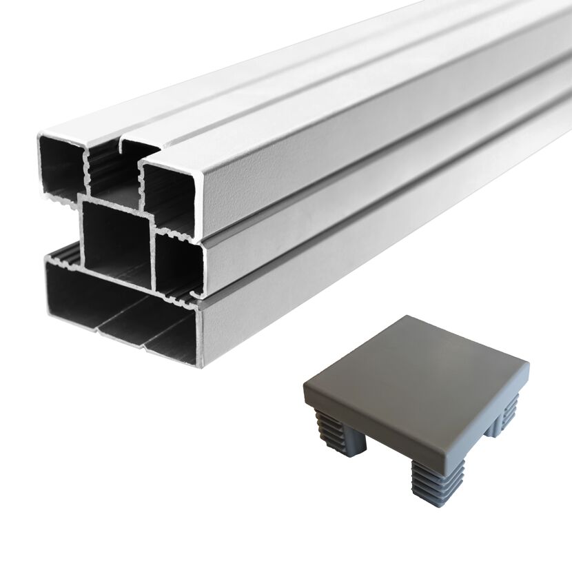 Graue Kunststoff Pfostenkappe neben Aluminiumprofilen