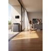 Solarbank 4 E5000 Pro auf Balkon mit Familie im Wohnzimmer.