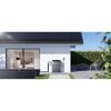 Anker Solarbank 4 'E5000 Pro' am Haus mit Solarpaneelen.