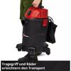 Person transportiert Einhell Nass- und Trockensauger mit Tragegriff und Rädern.